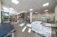 Prostorn� pr�myslov� hala s dla�bou, modern�mi reg�ly a velk�mi okny, ide�ln� pro skladov�n� a lehkou v�robu.