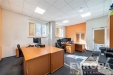 Sv�tl� kancel��sk� m�stnost, modern� n�bytek, velk� okna, kobercov� podlaha, p�irozen� osv�tlen�, vhodn� pro pracovn� t�mov� prost�ed�.