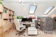 Podkrovn� pracovn� kout s okny Velux, modern� n�bytek, dla�ba a vestav�n� reg�ly nab�z� sv�tl� a inspirativn� prost�ed� pro pr�ci.