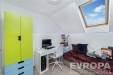 D�tsk� pokoj s modern�m stylem, vestav�n� sk��n�, sv�tl� dla�ba, st�e�n� okno zaji��uje dostatek p�irozen�ho sv�tla.