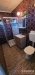 Koupelna s retro dla�bou, sprchov�m koutem a modern� sk���kou pod umyvadlem, stylov� osv�tlen�, vhodn� pro renovaci