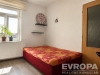 Sv�tl� lo�nice s d�ev�nou podlahou, velk�m oknem a modern�m n�bytkem, minimalistick� design a �tuln� atmosf�ra.