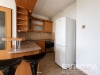 Kompaktn� kuchy� s d�ev�nou linkou, vestav�n�mi spot�ebi�i a dla�bou. Modern� design s otev�en�mi policemi a sv�tl�m osv�tlen�m.