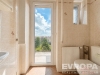 Sv�tl� koupelna s dla�bou, velk�m oknem a v�hledem na terasu, modern� sanit�rn� za��zen�, ide�ln� pro rekonstrukci.