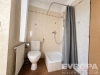 Koupelna s dla�bou, sprchov�m koutem a radi�torem, nab�z� praktick� vybaven� v byt� v dobr�m stavu
