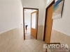 �zk� vstupn� chodba s dla�bou a sv�tl�mi st�nami, propojuje m�stnosti, modern� interi�r s p�irozen�m sv�tlem a d�ev�n� dve�e