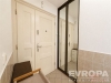 Vstupn� chodba s dla�bou, vestav�n� sk��n� se zrcadlem, modern� sv�tl� interi�r, b�l� vchodov� dve�e.