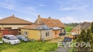 Mal� venkovsk� d�m s �ikmou st�echou, um�st�n� na prostorn�m pozemku, nab�z� potenci�l k rekonstrukci a �pravy podle vlastn�ch p�edstav.