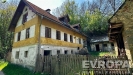 Star� venkovsk� d�m s d�ev�nou fas�dou, �indelovou st�echou a okoln� p��rodou, vhodn� pro rekonstrukci nebo k investici.