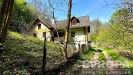 Chata v p��rod� s d�ev�n�m balkonem a �ikmou st�echou, obklopen� lesem. Klidn� lokalita ide�ln� pro relaxaci a �nik od ruchu m�sta.