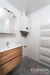 Modern� koupelna s dla�bou, d�ev�nou sk���kou pod umyvadlem a b�l�mi obklady. Obsahuje topn� �eb��k a novou plynovou karmu.