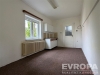 Kuchy�sk� kout s kobercem, b�l�mi sk���kami, sv�tl�m interi�rem a velk�m oknem. Prostor pro renovaci, z�kladn� vybaven� kuchyn�.