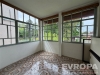 Zasklen� lod�ie s dla�bou, v�hledem do zelen� a velk�mi okny, nab�z� sv�tl� prostor k relaxaci.