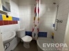 Mal� koupelna s dla�bou v neutr�ln�ch barv�ch, sprchov� kout a keramick� obklady s barevn�mi akcenty, modern� sanit�rn� vybaven�