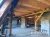 Podkrovn� prostor s d�ev�n�mi tr�my, p�vodn� st�ny a d�ev�n� podlaha, ide�ln� pro rekonstrukci a vytvo�en� sv�tl�ho modern�ho interi�ru.