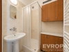 Koupelna se sprchov�m koutem, keramick� dla�ba, d�ev�n� sk���ka, modern� proveden�, sv�tl� dla�dice.