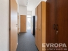 �zk� chodba s kobercem, d�ev�n�mi dve�mi a vestav�n�mi sk��n�mi, modern� styl a funk�n� �lo�n� prostory