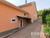 Oran�ov� fas�da rodinn�ho domu s dl�d�nou p��jezdovou cestou, upraven� zahrada, klidn� lokalita.