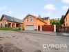 Rodinn� d�m s modern� fas�dou, velkou gar�� a upraven�m okol�m, nach�zej�c� se v klidn� reziden�n� �tvrti s p��rodou v okol�.