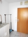 Vstupn� hala s dla�bou, sv�tl�mi st�nami a bezpe�nostn�mi dve�mi, ide�ln� pro modern� byt �i d�m.