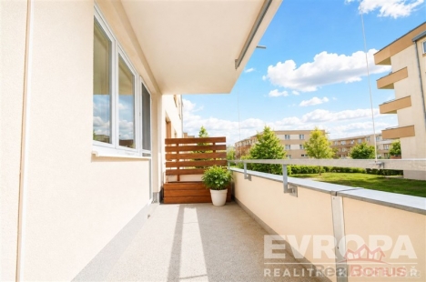 Prostorn� balkon s modern� dla�bou, velk� okna propou�t�j�c� mnoho sv�tla, v�hled na zelen� okol�, sv�tl� a udr�ovan� stav.
