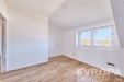 Prostorn� lo�nice s parketovou podlahou a velk�m oknem, modern� design a neutr�ln� barvy st�n poskytuj� sv�tl� a vzdu�n� pocit