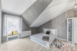 Podkrovn� lo�nice s modern�m n�bytkem, sv�tl� parketov� podlaha, st�e�n� okno poskytuj�c� dostatek p�irozen�ho sv�tla, elegantn� design