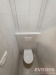 Mal� toaleta s modern�m obkladem, sv�tl� dla�ba a minimalistick� design, poskytuje �ist� a funkcionalistick� prostor.