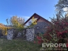 Krasn� venkovsk� d�m s kamennou fas�dou a d�ev�n�mi prvky, obklopen� zelen� a kv�tinami, ide�ln� pro klidn� bydlen� v p��rod�.