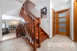 Schodi�t� s d�ev�n�m z�bradl�m, dla�ba na podlaze, sv�tl� interi�r, modern� design, keramick� obklady.
