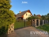Rodinn� d�m s d�evo-dl�d�nou fas�dou, kamenn� plot, modern� architektura.