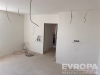 Pr�zdn� m�stnost s nedokon�enou betonovou podlahou a b�l�mi zdmi, p��prava na elektroinstalaci, modern� rekonstrukce, �ist� design