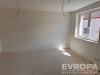 Pr�zdn� pokoj s velk�mi okny, b�l�mi st�nami a p�ipravenou instalac�. Sv�tl� prostor ide�ln� pro modern� �pravy interi�ru.