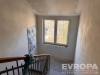 Chodba s betonovou podlahou, velk�mi okny a z�bradl�m, sv�tl� a prostorn�, ide�ln� pro renovaci nebo p�izp�soben� podle vlastn�ch p�edstav.
