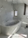 Luxusn� koupelna s mramorovou dla�bou, modern� vanou a sv�tl�mi obklady, ide�ln� pro relaxaci v elegantn�m prost�ed�.