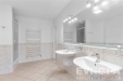 Prostorn� koupelna, sv�tl� dla�ba, velk� zrcadlo, modern� umyvadla, elegantn� sv�tidla, �ist� design, vysok� standard vybaven�