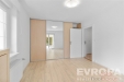 Sv�tl� lo�nice s parketovou podlahou, velk� okna, vestav�n� sk��n�, modern� design, sv�tl� st�ny a dve�e vedouc� na balkon