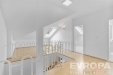 Podkrovn� prostor s parketovou podlahou, st�e�n�mi okny a b�l�mi st�nami, modern� styl a sv�tl� proveden� navozuj� vzdu�n� dojem
