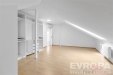 Podkrovn� pokoj s modern� parketovou podlahou, vestav�n� sk��n� poskytuj� �lo�n� prostor, sv�tl� interi�r d�ky st�e�n�mu oknu.