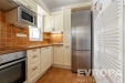 Kompaktn� kuchy� s modern�mi spot�ebi�i, d�ev�nou podlahou a vestav�n�mi sk��n�mi, nab�z� praktick� a �tuln� prostor v rekonstruovan�m stylu.
