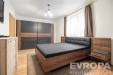 Modern� lo�nice s parketovou podlahou, vestav�n� sk��n� a d�ev�n� n�bytek, nab�z� sv�tl� a elegantn� prost�ed� pro komfortn� bydlen�.