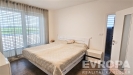 Sv�tl� lo�nice s modern�mi prvky, parketov� podlaha a velk� okna zaji��uj� dostatek p�irozen�ho sv�tla, minimalistick� design n�bytku vytv��� elegantn� atmosf�ru.