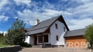 Rodinn� d�m s modern� st�echou a gar��, dl�d�n� dv�r, b�l� fas�da, d�ev�n� detaily, v klidn� lokalit�.