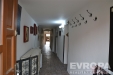 hala-chodba s kachli�kov� podlaha a p�irozen� sv�tlo