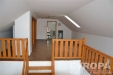 interi�r prostor s sv�tl�k, sledovat osv�tlen�, d�ev�n� podlaha, a klenut� strop