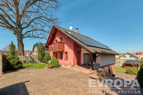 Rodinn� d�m s modern�mi sol�rn�mi panely, dl�d�n� dv�r, prostorn� zahrada a stylov� st�echa, vhodn� pro trvale udr�iteln� bydlen�