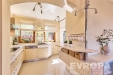 Modern� kuchy� s velk�mi okny, sv�tl�mi d�ev�n�mi sk���kami a dla�bou. Stylov� a funk�n� s ostr�vkem a vestav�n�mi spot�ebi�i.