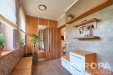 P�eds�� s modern�m d�ev�n�m oblo�en�m, vestav�n� sk��n� a dla�ba. Sv�tl� a prostorn�, nab�z� praktick� �lo�n� prostory.