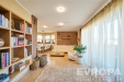 Prostorn� ob�vac� pokoj, modern� design, parketov� podlaha, velk� okna s jemn�mi z�v�sy, vestav�n� police, sv�tl� interi�r.
