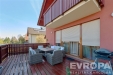 Prostorn� terasa s d�ev�nou podlahou a modern�m venkovn�m n�bytkem, nab�z� ide�ln� m�sto pro relaxaci. vybavena ukryl�mi roletami, zv��en� soukrom�